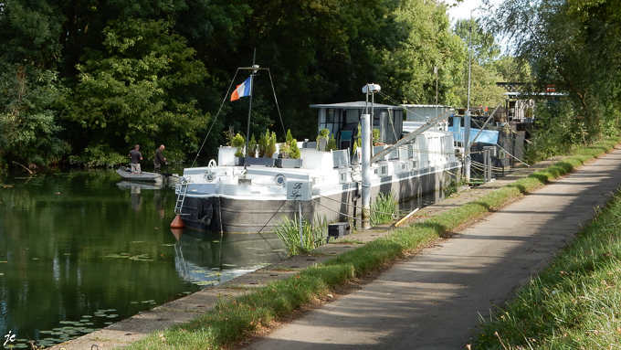 les péniches sur le canal Charles Quint à Dole