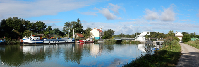 à la confluence du canal du Rhône au Rhin et de la Saône à St Symphorien sur Saône