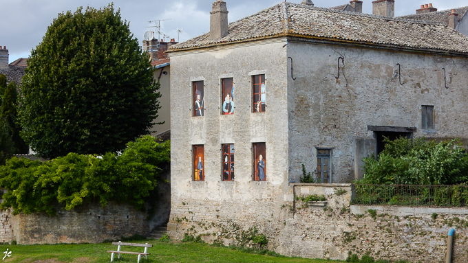 les trompe-l'oeil d'une maisons riveraines du Petit Doubs