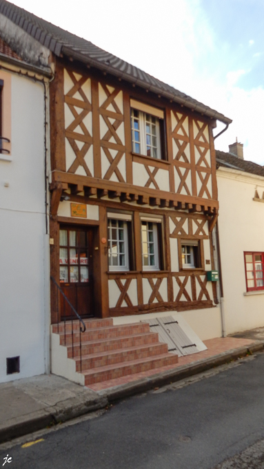 une maison à colombage rue de l'Hôpital à Verdun sur le Doubs