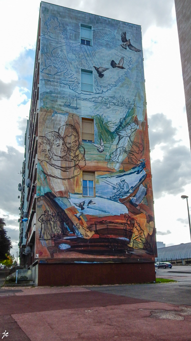 une fresque sur un immeuble à Montceau les Mines