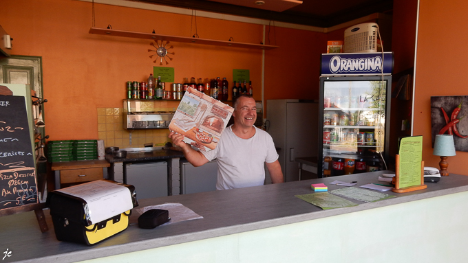 le patron dans La Calzonne "Pizza à emporter"