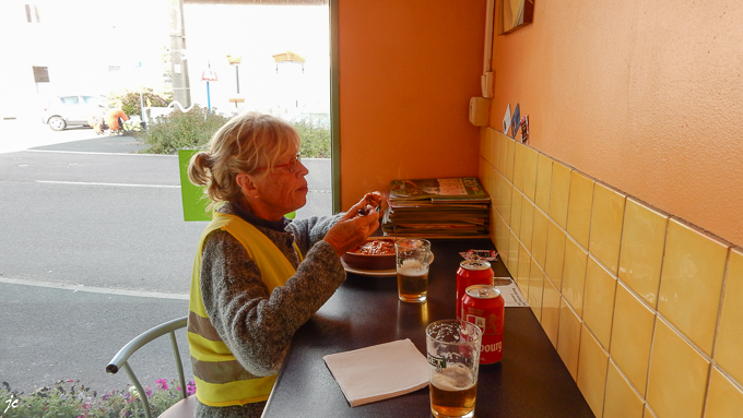 Simone et son plat se lasagnes dans La Calzonne "Pizza à emporter"