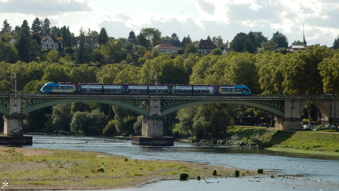 la Loire et le pont du chemin de fer à Nevers