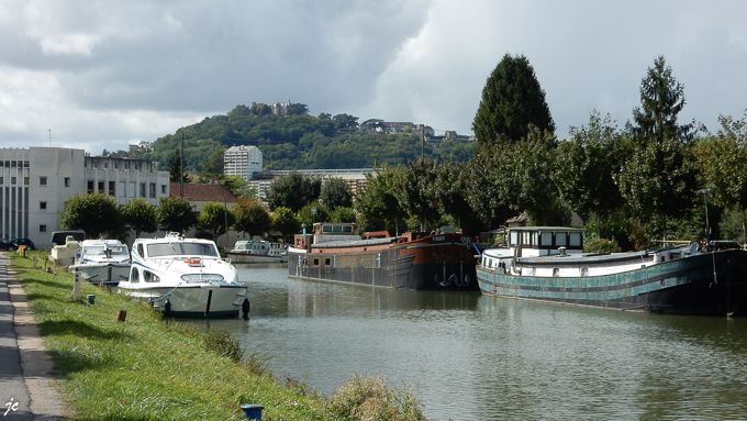 la colline de Sancerre vue du canal de jonction à St Satur