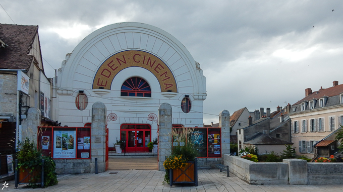 l'Eden cinéma à Cosne sur loire, l'architecture et le décor sont représentatifs du style Art déco des années 1935