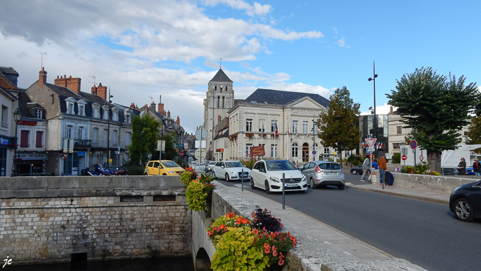 l'église St Jacques, l'hôtel de ville vus de la rue St Agnan