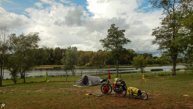 le séchage de tente au camping Le Port à St Benoit sur Loire