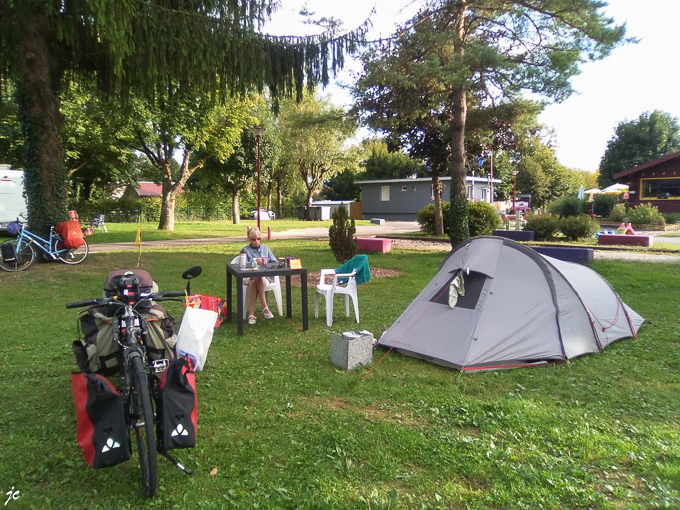 sur le camping Les Lumes à L'Isle sur le Doubs