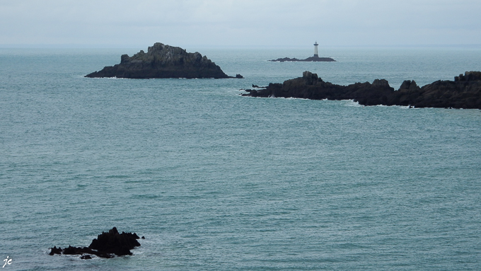 à la Pointe du Grouin, le phare de la Pierre du Herpin
