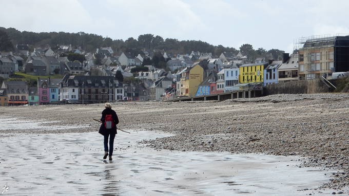 Simone sur la plage de Morgat