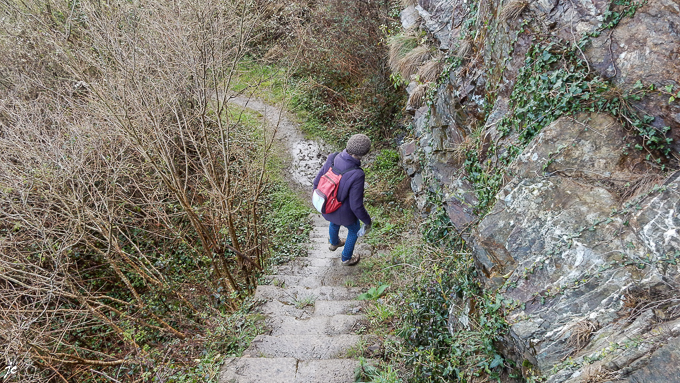 Simone sur le GR 34 à la pointe des Espagnols