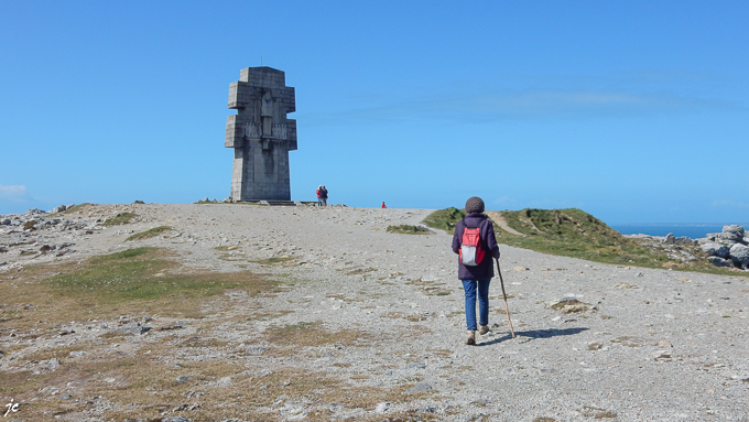 Simone près du monument aux morts à la pointe de Pen Hir