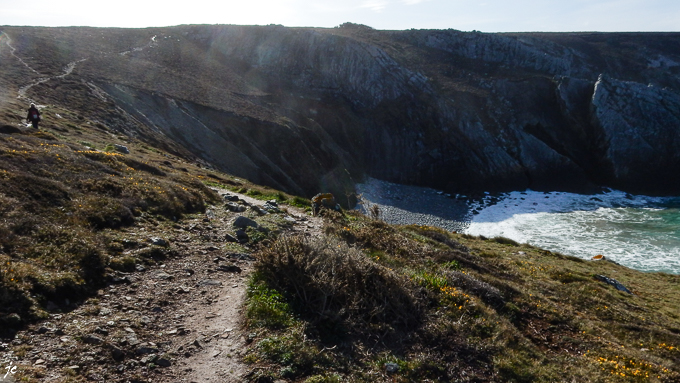 Simone sur le GR 34 direction la pointe de Kerroux, Beg ar Choubez