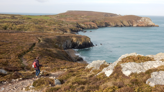 le relief de la pointe de Dinan se profile devant Simone