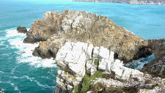 le château de Dinan, c'est ainsi que l'on nomme cet énorme rocher relié à la pointe par une arche creusée par la mer