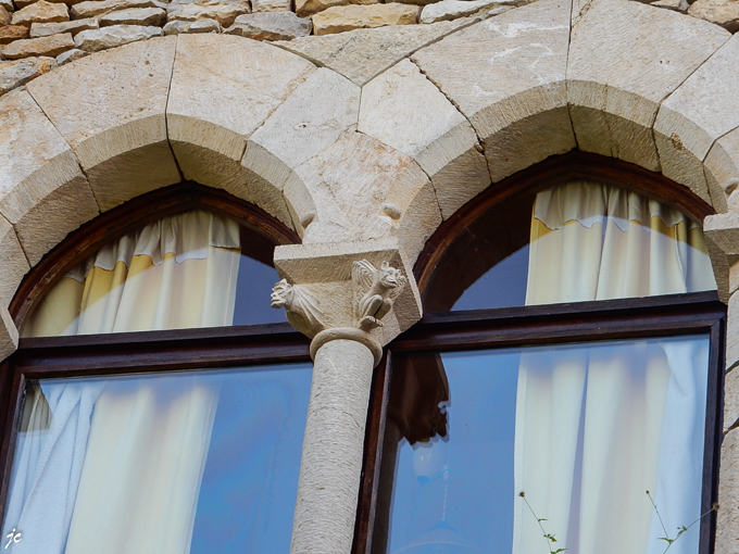 à Bruniquel, détail de fenêtres géminées avec colonne à chapiteau ouvragé