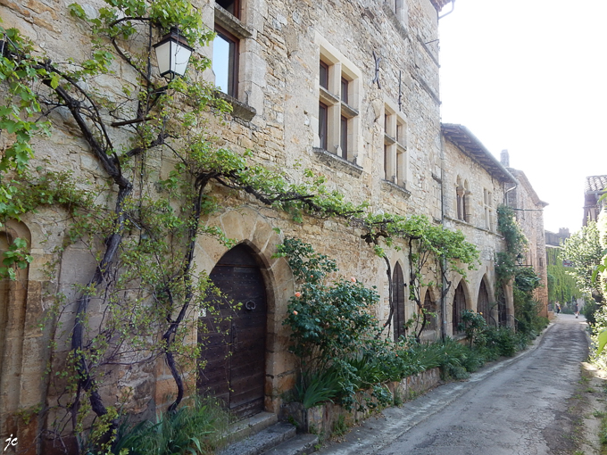 dans la rue Droite de la Peyre