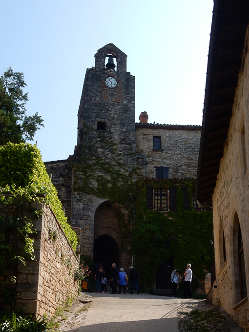 la tour de l'horloge dans la rue de l'Hôpital