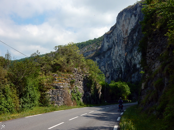 les gorges de l'Aveyron sur la rive gauche