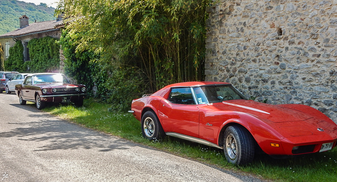 la mustang et la corvette à Brousses