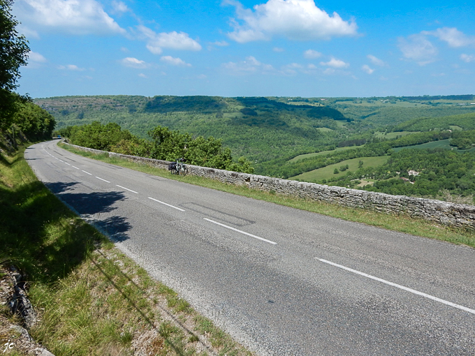 sur la D19, à nos pieds l'Aveyron
