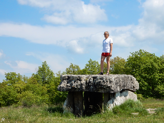 jc sur le dolmen de la Peyrelade