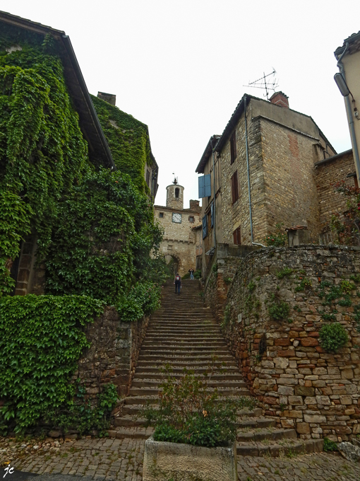 la montée à la porte de l'Horloge à Cordes sur Ciel