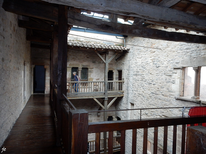 dans l'office du tourisme à Cordes sur Ciel