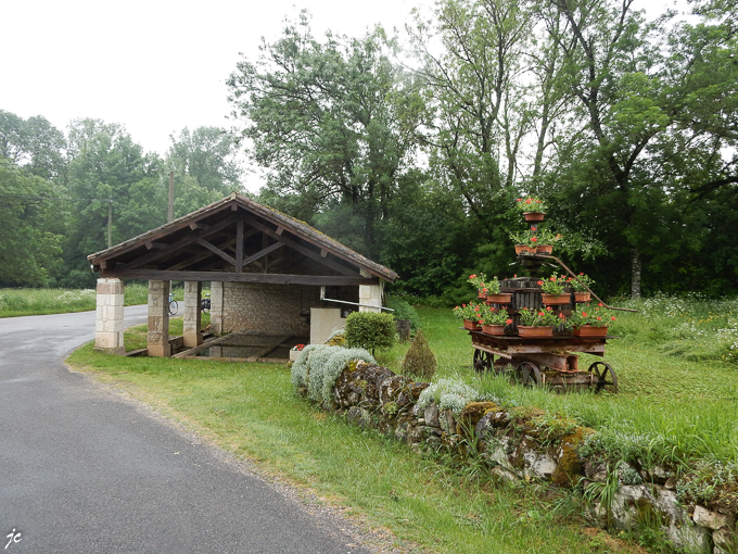 le lavoir et le pressoir à Itzac