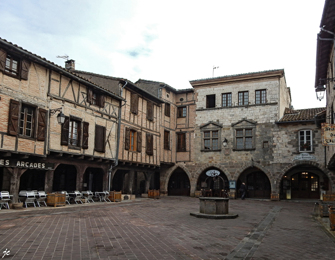 à Castelnau de Montmiral