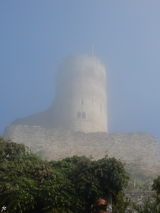 le donjon du château de Najac dans la brume
