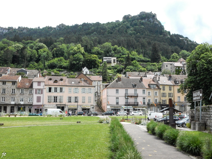 les immeubles de la rue de la République et le fort Belin