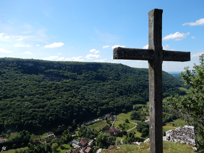 la croix et des vestiges du château
