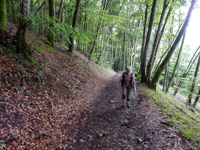 Simone sur le GR 59 vers le cul du Bray