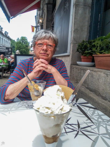 Ghislaine et les glaces à Salins les Bains
