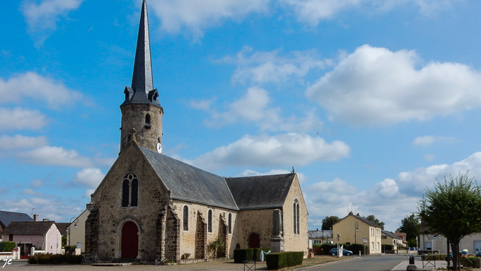le clocher cylindrique de l'église Ste Avoye de St Ouen de Mimbré (72)