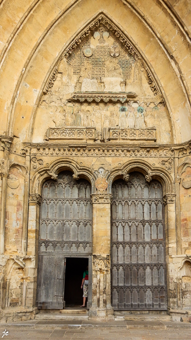le portail central et son tympan de la cathédrale Notre-Dame de Sées