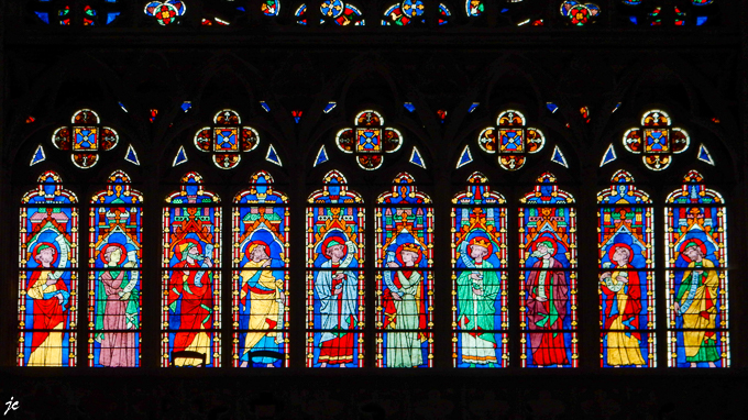 les vitraux sous la rosace sud de la cathédrale Notre-Dame de Sées