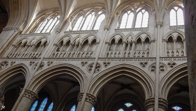 le triforium et au dessus les fenêtres hautes de la cathédrale Notre-Dame de Sées