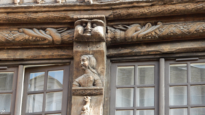 détails de la façade de l'immeuble à colombage et encorbellement à Bernay