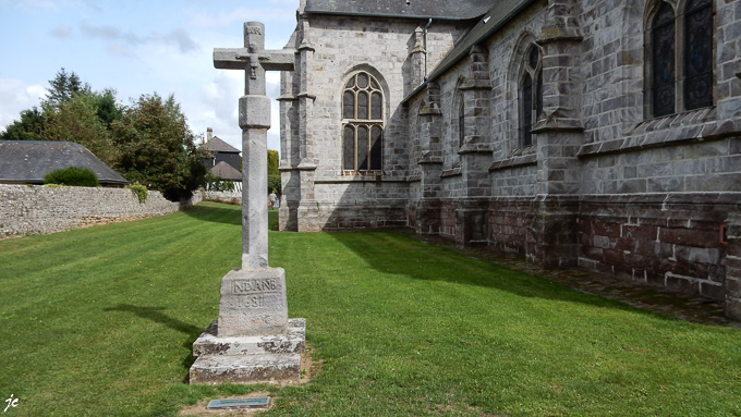 la croix près de l'église à Offranville