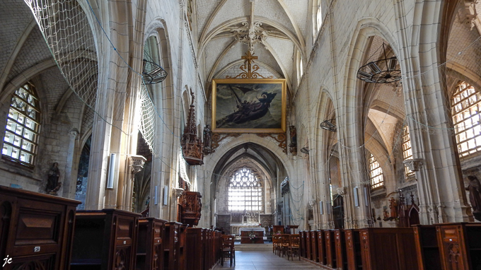 la nef et le choeur de l'église St Jacques du 14ème-16ème siècle
