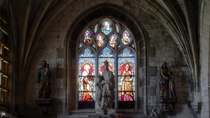 une statue et un vitrail dans l'église St Jacques du 14ème-16ème siècle