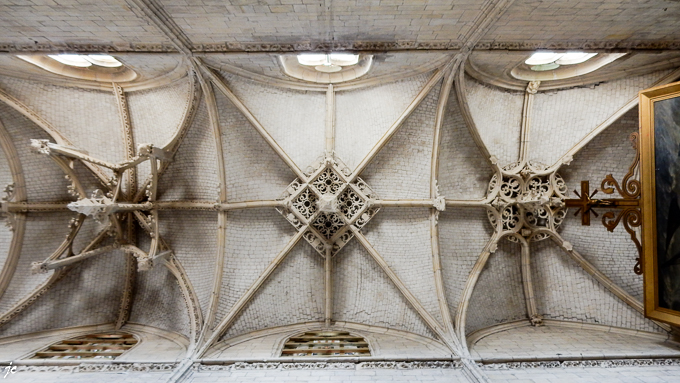 la dentelle de la voûte de la nef de l'église St Jacques du 14ème-16ème siècle