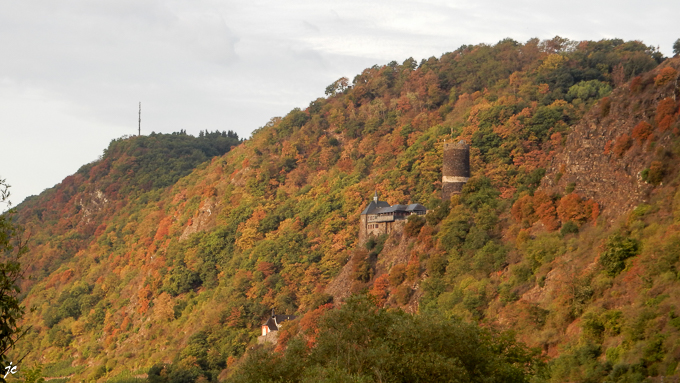 les couleurs de l'automne et le château Bischofstein à la sortie de Hatzenport