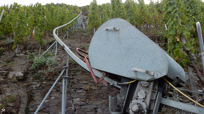 des détails du monorail dans le vignoble mosellan