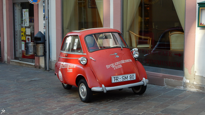 l'Isetta à Trèves, Isetta est le nom d'un véhicule urbain compact conçu par la firme italienne ISO Rivolta