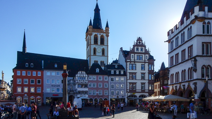 la croix et la place du marché, l'église St Gangolf