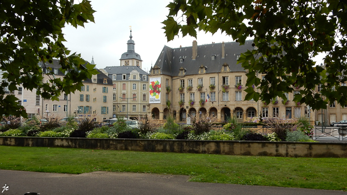 l'hôtel de ville de Thionville et le beffroi en arrière plan